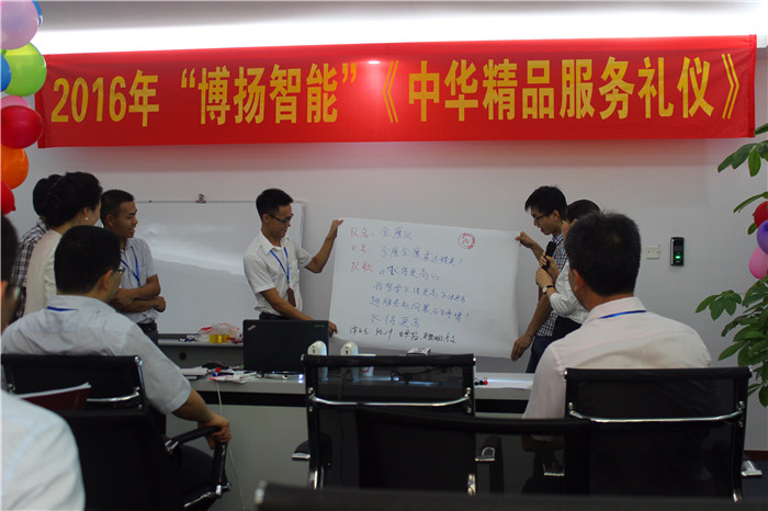 圖為金鷹隊在展示自己隊名、口號、隊歌、隊旗。